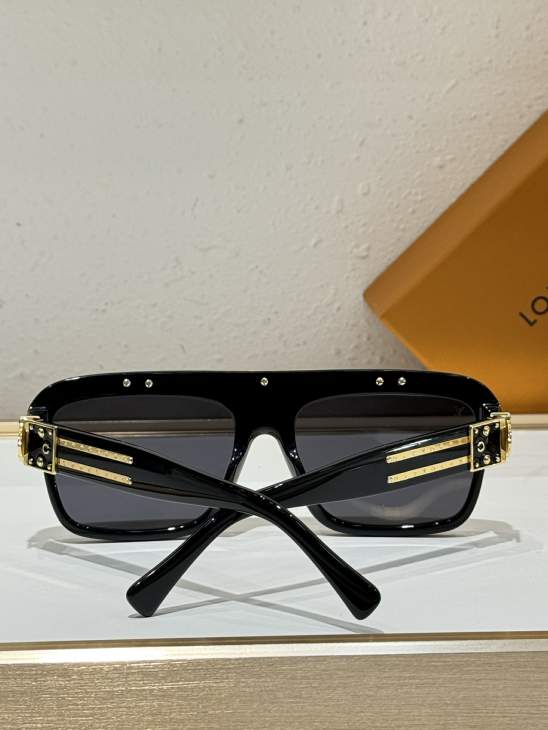 Picture of Louis Vuitton Sunglasses _SKUfw76367997fw